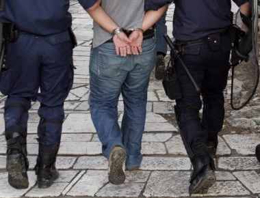 Γνωστός λαϊκός τραγουδιστής καταδικάστηκε για κλοπή ύφους 3.400 ευρώ από το σπίτι φίλου του!